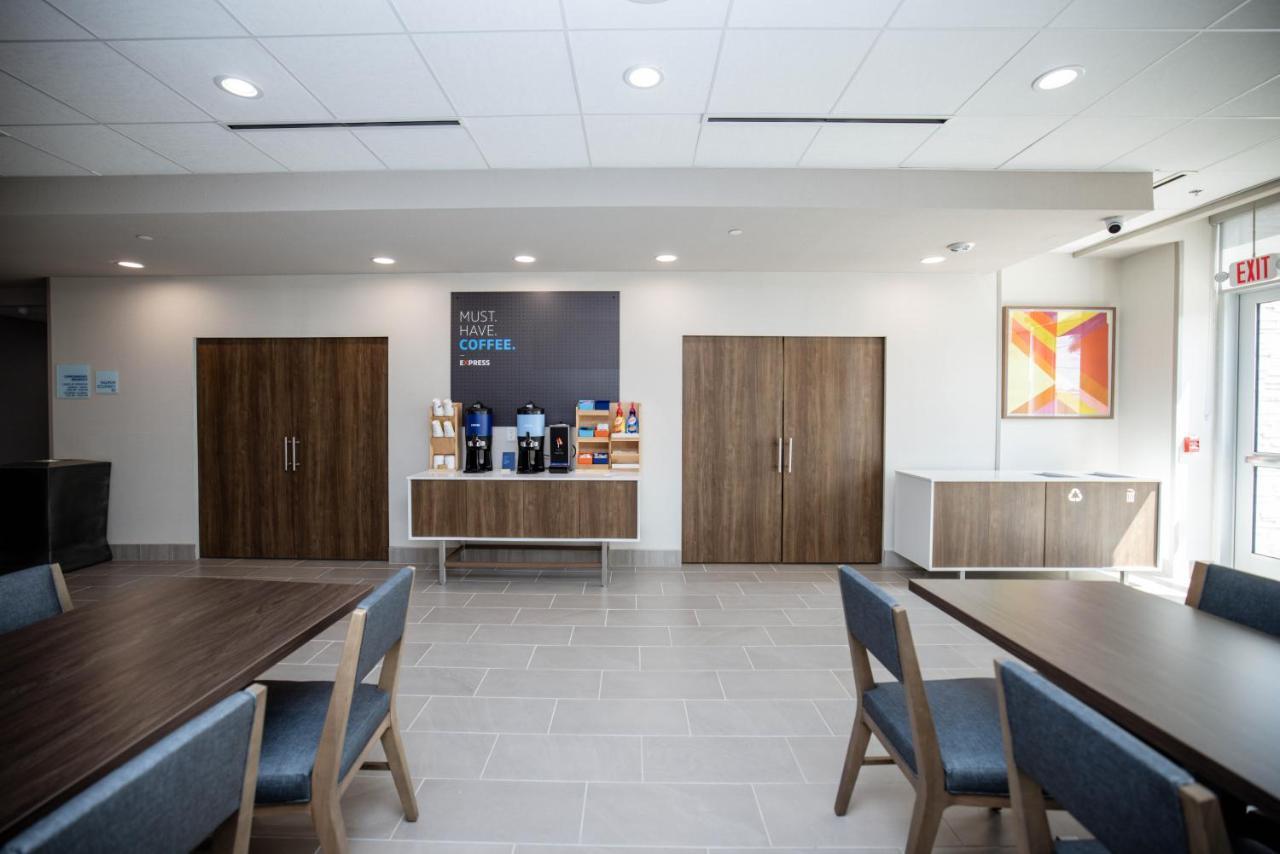 Holiday Inn Express & Suites Tampa Stadium - Airport Area By Ihg المظهر الخارجي الصورة