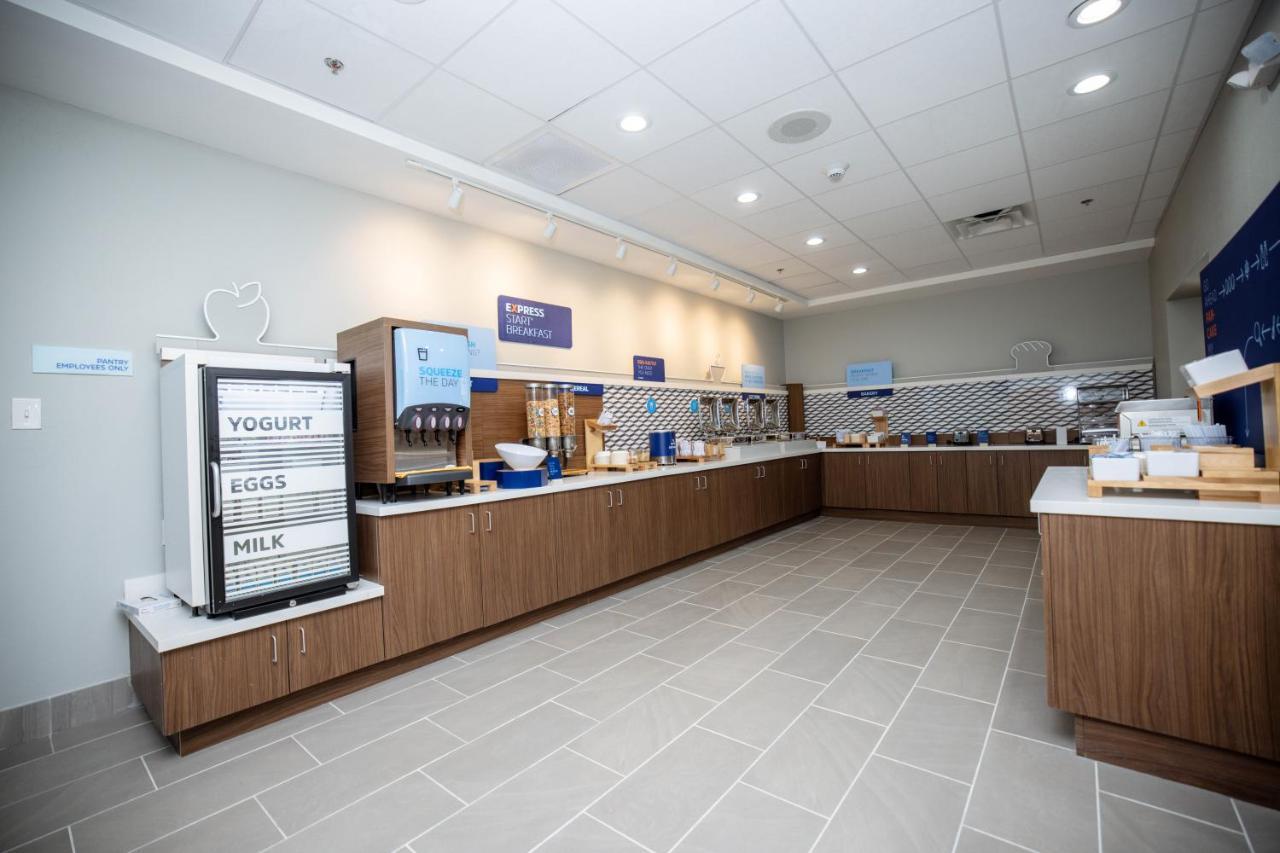 Holiday Inn Express & Suites Tampa Stadium - Airport Area By Ihg المظهر الخارجي الصورة