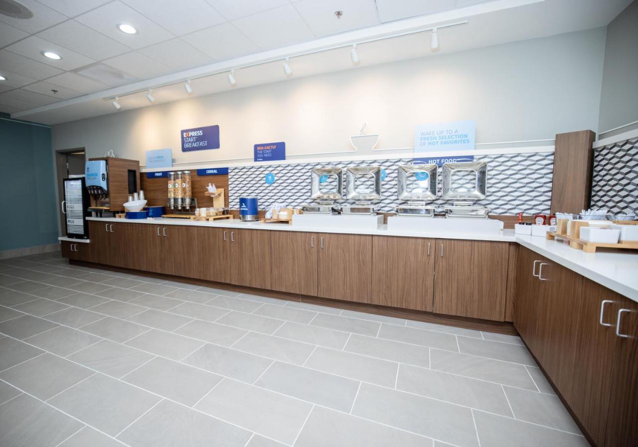 Holiday Inn Express & Suites Tampa Stadium - Airport Area By Ihg المظهر الخارجي الصورة