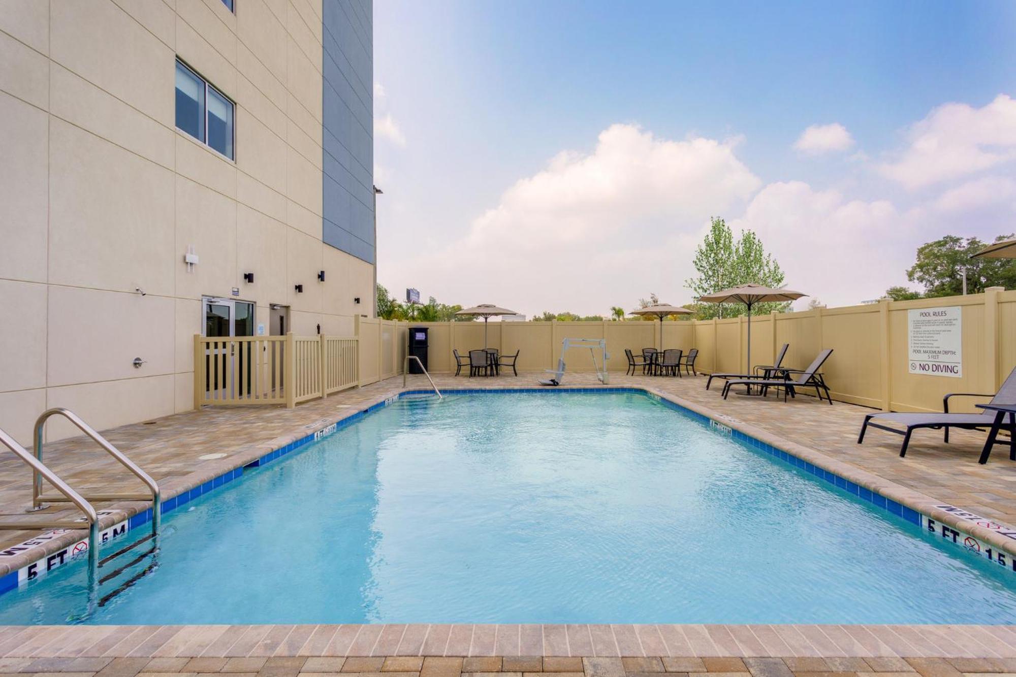 Holiday Inn Express & Suites Tampa Stadium - Airport Area By Ihg المظهر الخارجي الصورة